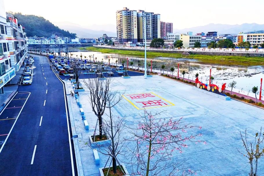 1752462205149189.jpg 連平縣隆街鎮(zhèn)典型鎮(zhèn)建設(shè)項(xiàng)目順利通過竣工驗(yàn)收.jpg